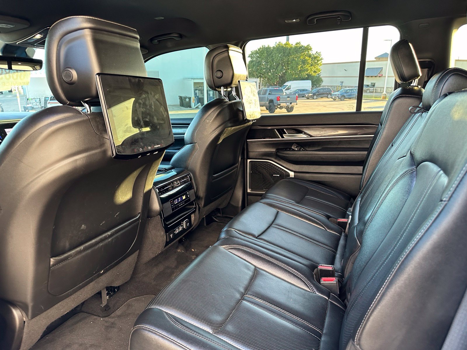 Used 2024 Jeep Wagoneer L 4WD w/ Rear Seat Video Group 1 image 15