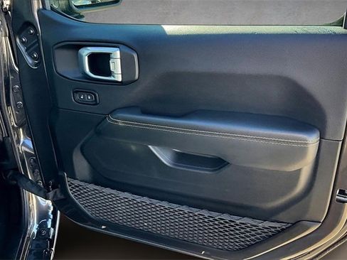 Used 2025 Jeep Wrangler Sahara image 15