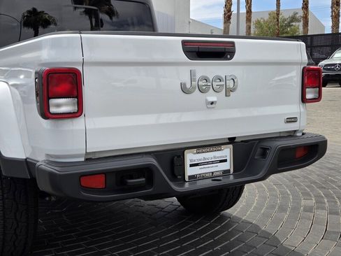 Used 2023 Jeep Gladiator Overland AWD/4WD image 4