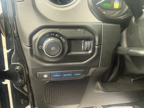 Used 2025 Jeep Wrangler Unlimited Sahara AWD/4WD image 13
