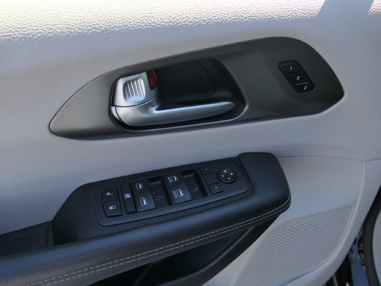Used 2024 Chrysler Pacifica Limited FWD image 14