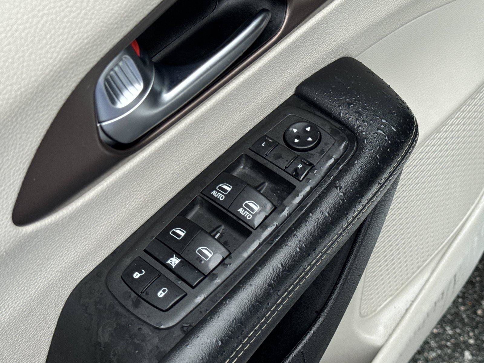 Used 2022 Chrysler Voyager LX FWD image 18