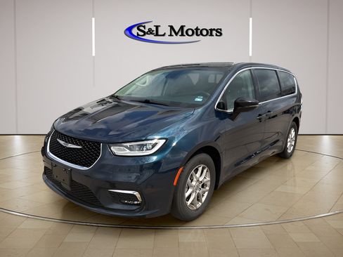 Certified 2024 Chrysler Pacifica Touring-L FWD image 3