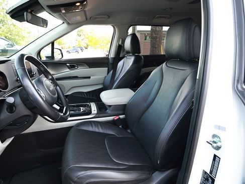 Used 2023 Kia Carnival LX FWD image 25