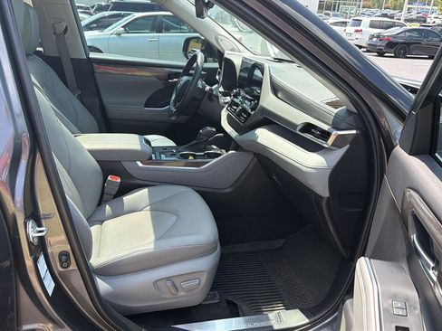 Used 2022 Toyota Highlander Platinum AWD/4WD image 14