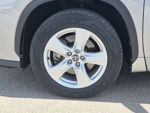 Used 2023 Toyota Highlander LE FWD image 24