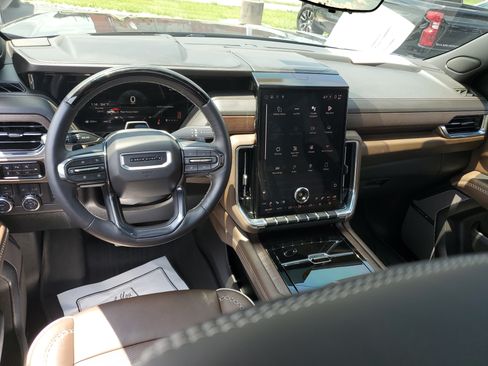 Used 2025 GMC Yukon XL Denali Ultimate AWD/4WD image 9