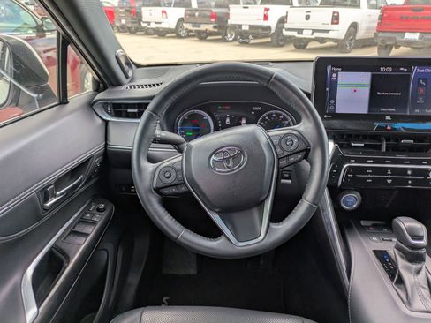 Used 2021 Toyota Venza Limited image 19