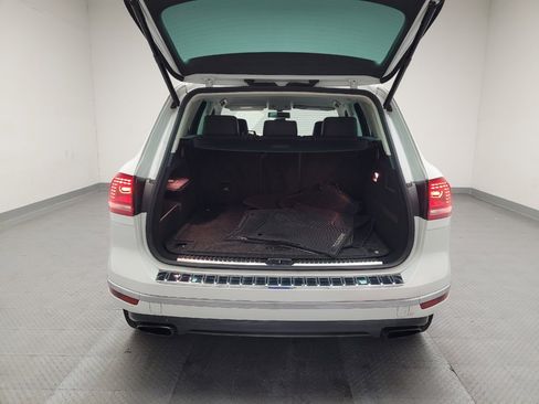 Used 2016 Volkswagen Touareg Sport image 29