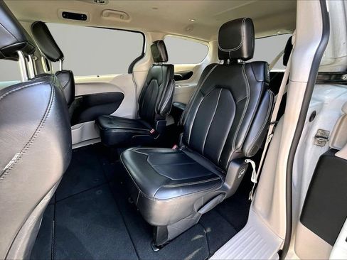 Used 2024 Chrysler Pacifica Touring-L FWD image 20