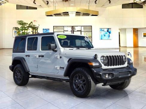 Used 2025 Jeep Wrangler Unlimited Sport AWD/4WD image 3