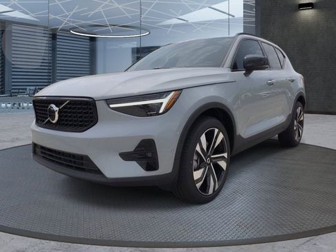 Used 2025 Volvo XC40 B5 Plus w/ Protection Package Premier AWD/4WD image 2