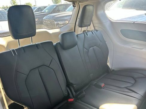 Used 2018 Chrysler Pacifica Touring-L Plus FWD image 9