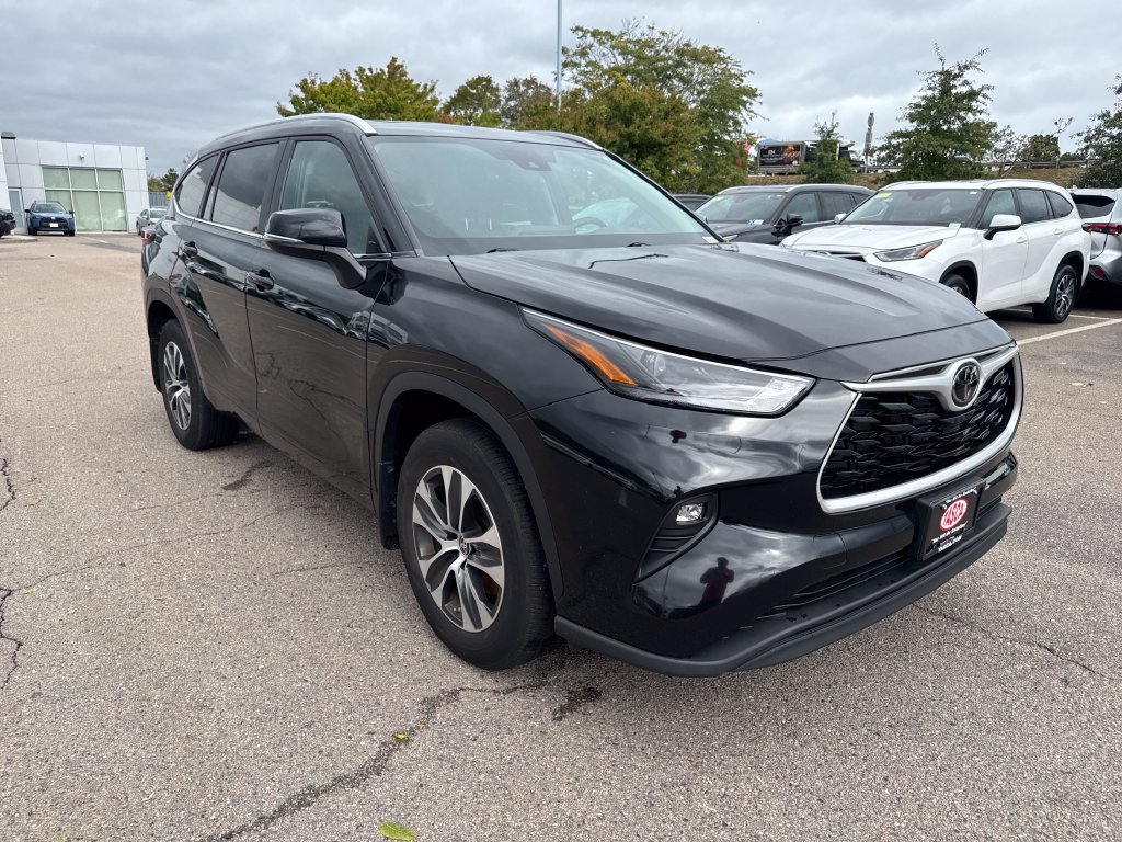 Used 2024 Toyota Highlander XLE AWD/4WD image 11