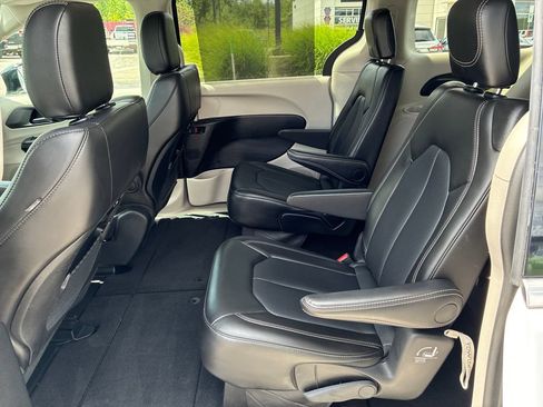 Used 2024 Chrysler Pacifica Touring-L FWD image 16