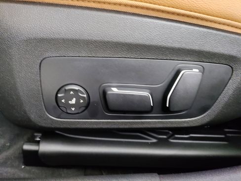 Used 2025 BMW 330i Sedan w/ Premium Package image 13