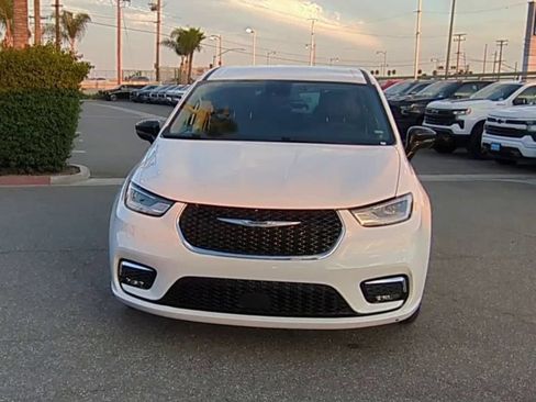 Used 2024 Chrysler Pacifica Touring-L FWD image 3