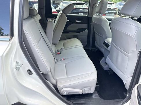Used 2016 Toyota Highlander XLE AWD/4WD image 11