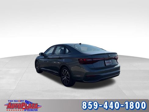 Used 2025 Volkswagen Jetta SE image 2