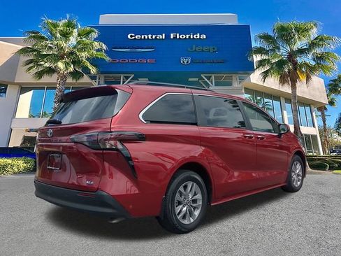Used 2025 Toyota Sienna XLE FWD image 5
