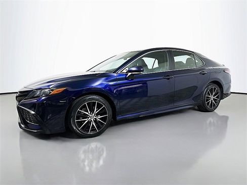 Used 2022 Toyota Camry SE image 3