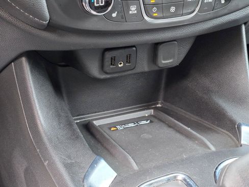 Used 2023 Chevrolet Traverse LT image 29