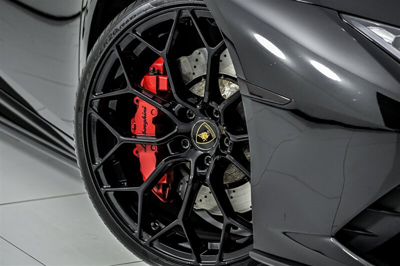 Used 2021 Lamborghini Huracan EVO RWD image 3
