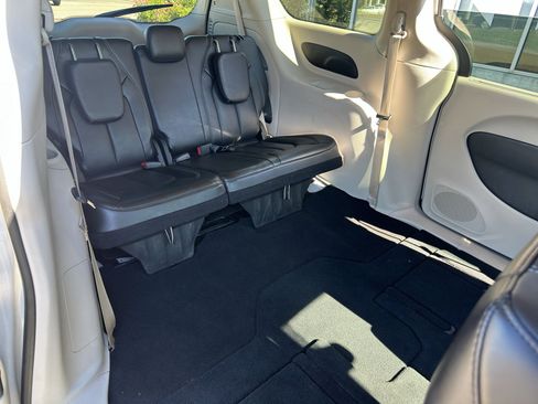 Used 2023 Chrysler Pacifica Touring-L FWD image 12