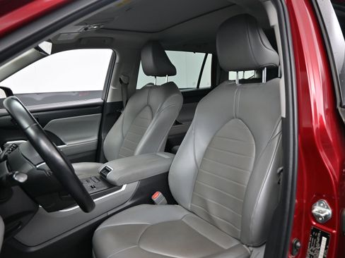 Certified 2022 Toyota Highlander XLE image 17