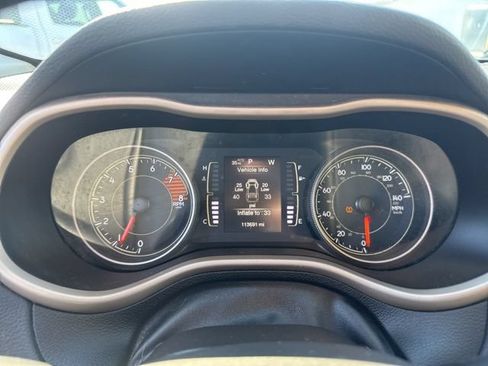 Used 2018 Jeep Cherokee Latitude w/ Altitude Package FWD image 20
