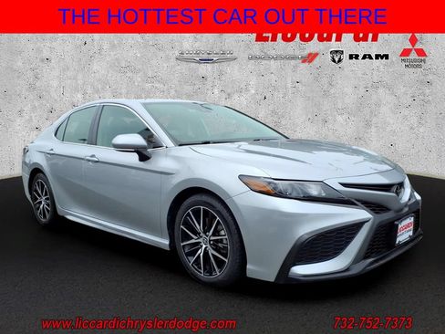 Used 2023 Toyota Camry SE FWD image 1