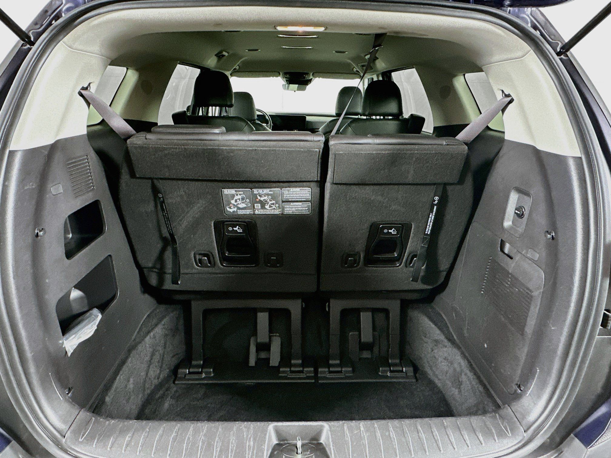 Used 2025 Kia Carnival FWD image 29