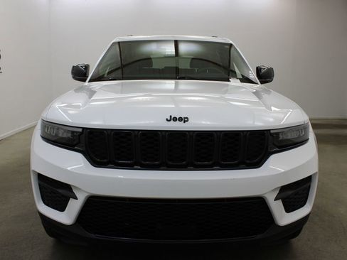 Used 2025 Jeep Grand Cherokee Altitude AWD/4WD image 7