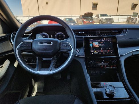 Used 2024 Jeep Grand Cherokee L Laredo image 10