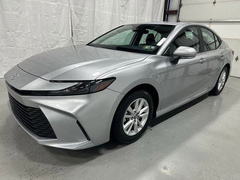 Used 2025 Toyota Camry LE image 3