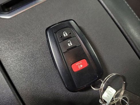 Used 2023 Toyota Highlander L image 15