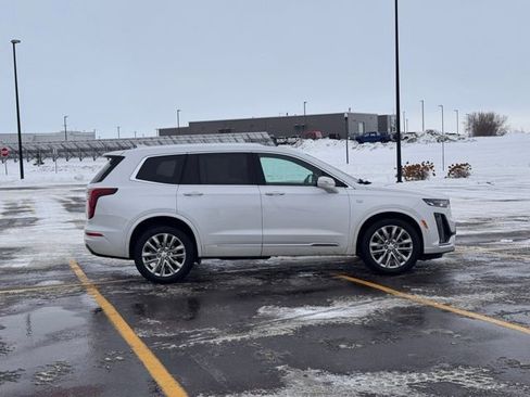 Used 2021 Cadillac XT6 Premium Luxury image 2