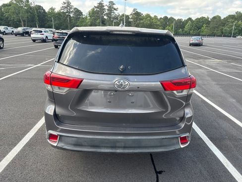 Used 2019 Toyota Highlander Plus AWD/4WD image 4
