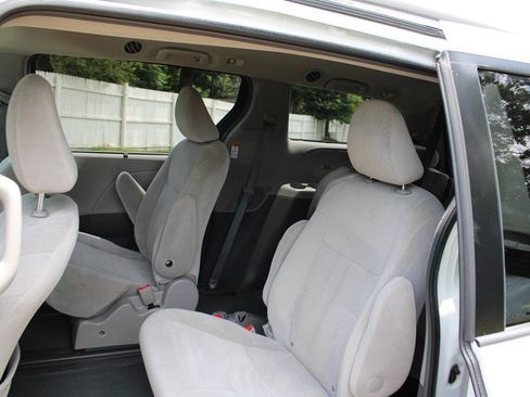 Used 2015 Toyota Sienna LE FWD image 30