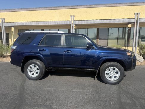 Used 2016 Toyota 4Runner SR5 AWD/4WD image 10