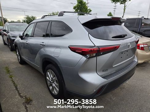 Used 2023 Toyota Highlander FWD image 4
