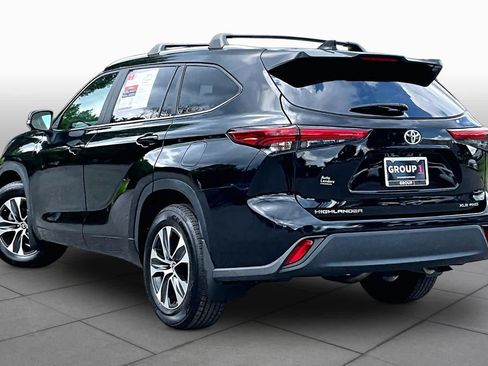 Used 2023 Toyota Highlander XLE AWD/4WD image 12