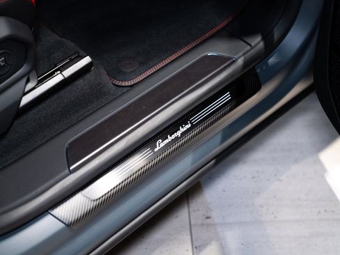 Used 2025 Lamborghini Urus SE image 9