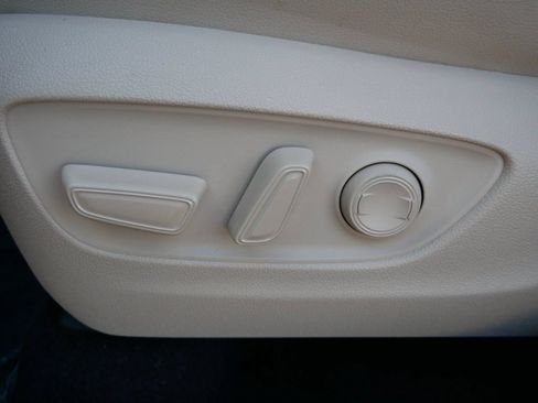Used 2023 Toyota Highlander XLE AWD/4WD image 17