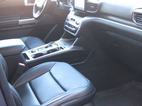 Used 2021 Ford Explorer XLT w/ Equipment Group 202A AWD/4WD image 16