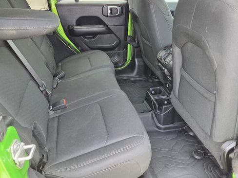 Used 2018 Jeep Wrangler Unlimited Sahara AWD/4WD image 9