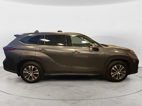 Used 2022 Toyota Highlander XLE AWD/4WD image 6