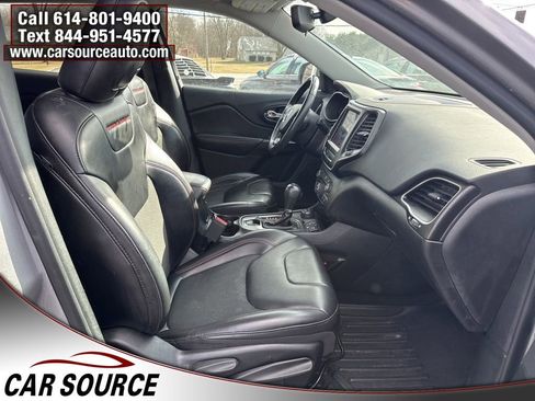 Used 2019 Jeep Cherokee Trailhawk AWD/4WD image 40