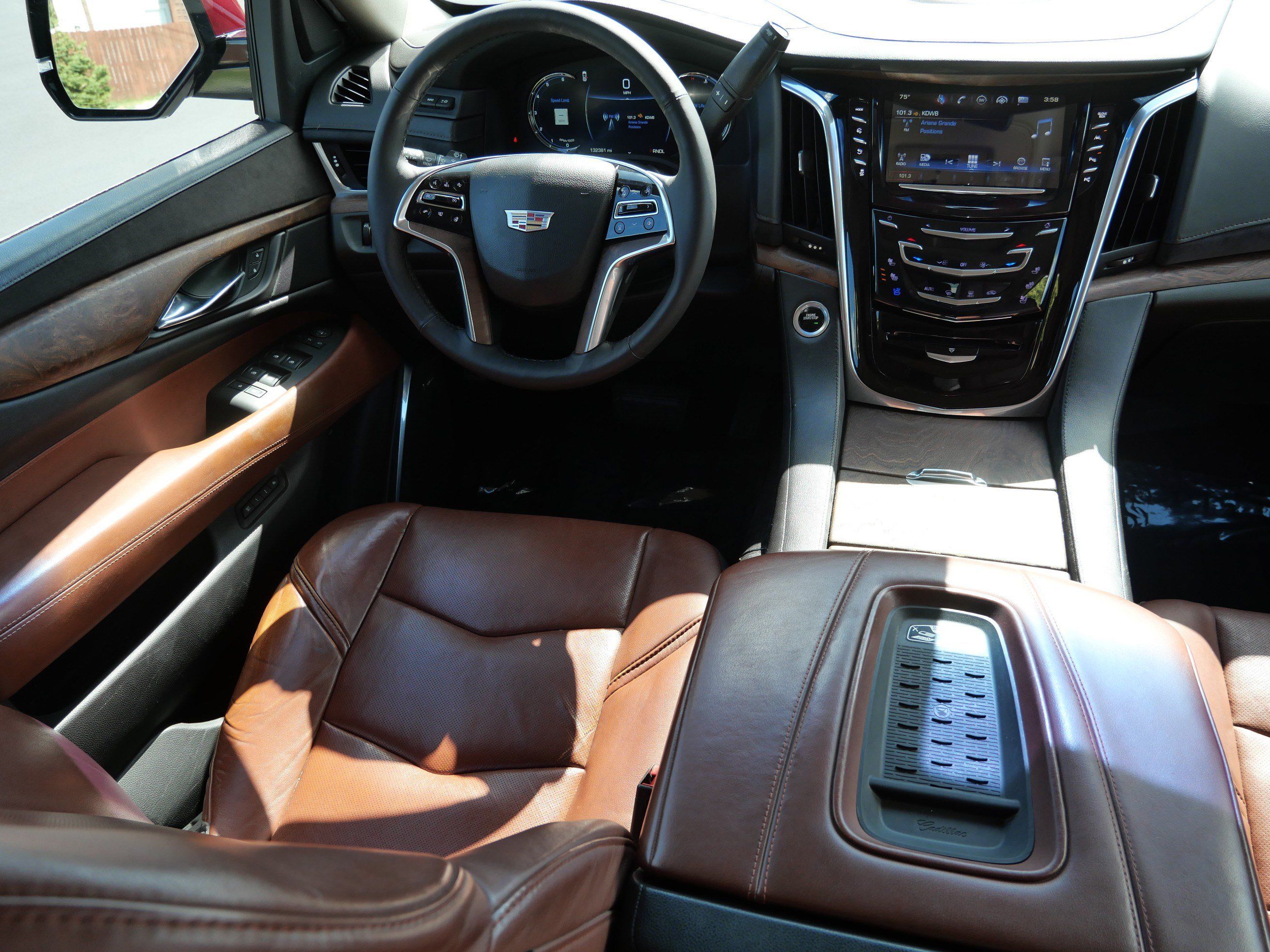 Used 2017 Cadillac Escalade Luxury AWD/4WD image 7