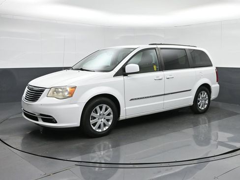 Used 2014 Chrysler Town & Country Touring image 3